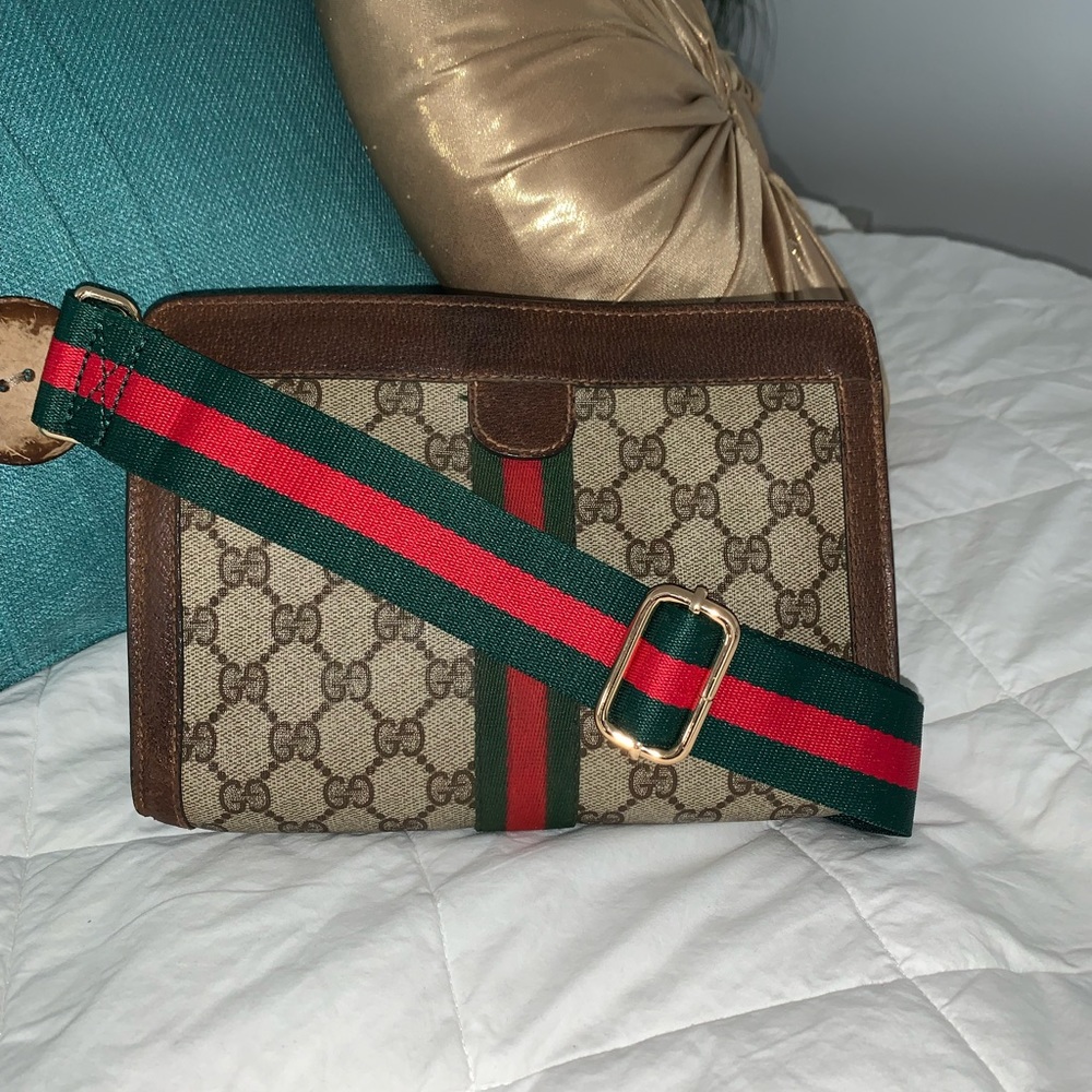 💥AUTHENTIC 💥 GUCCI GG Logo Clutch Crossbody Bag